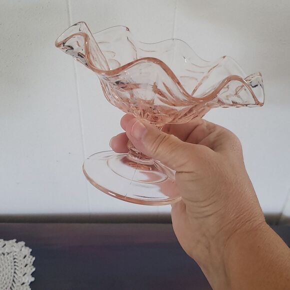 Beautiful Vintage Pink Dugan Depression Glass Footed Compote - Coin Spot Pattern - Picture 3 of 6